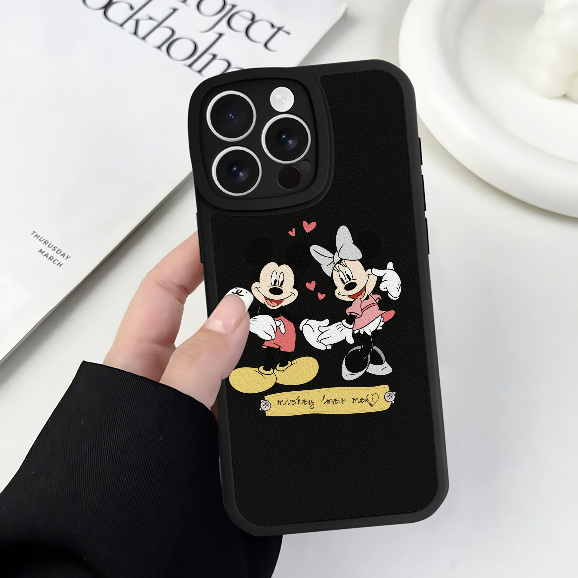（画像用） ミッキーマウス Mickey Mouse 【iPhone 16シリーズ対応】シリコンスマホケース（レザー調） 材質：シリコン